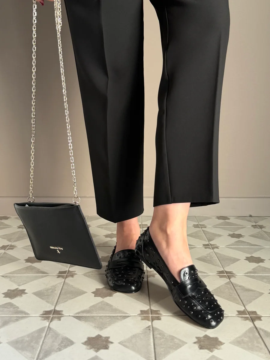 Mocassino in pelle con borchiette in tinta