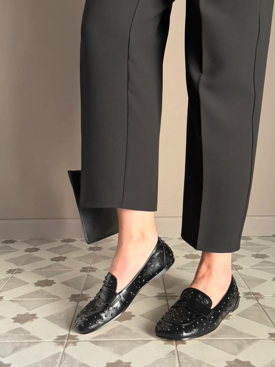 Mocassino in pelle con borchiette in tinta - immagine 6