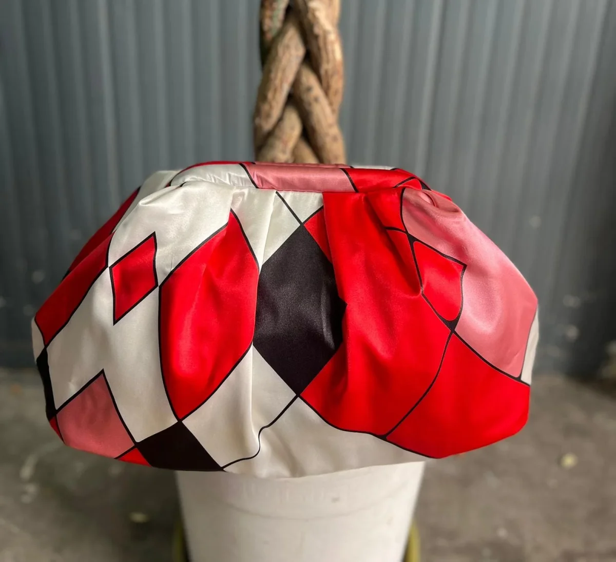 Borsa Clutch Donna in Tessuto Rasato con Tracolla a Catena - immagine 9