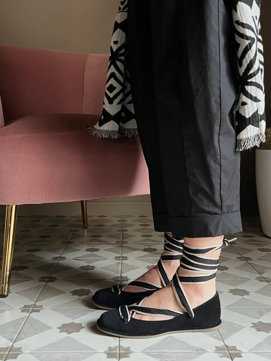 Ballerina in camoscio con laccio - immagine 3