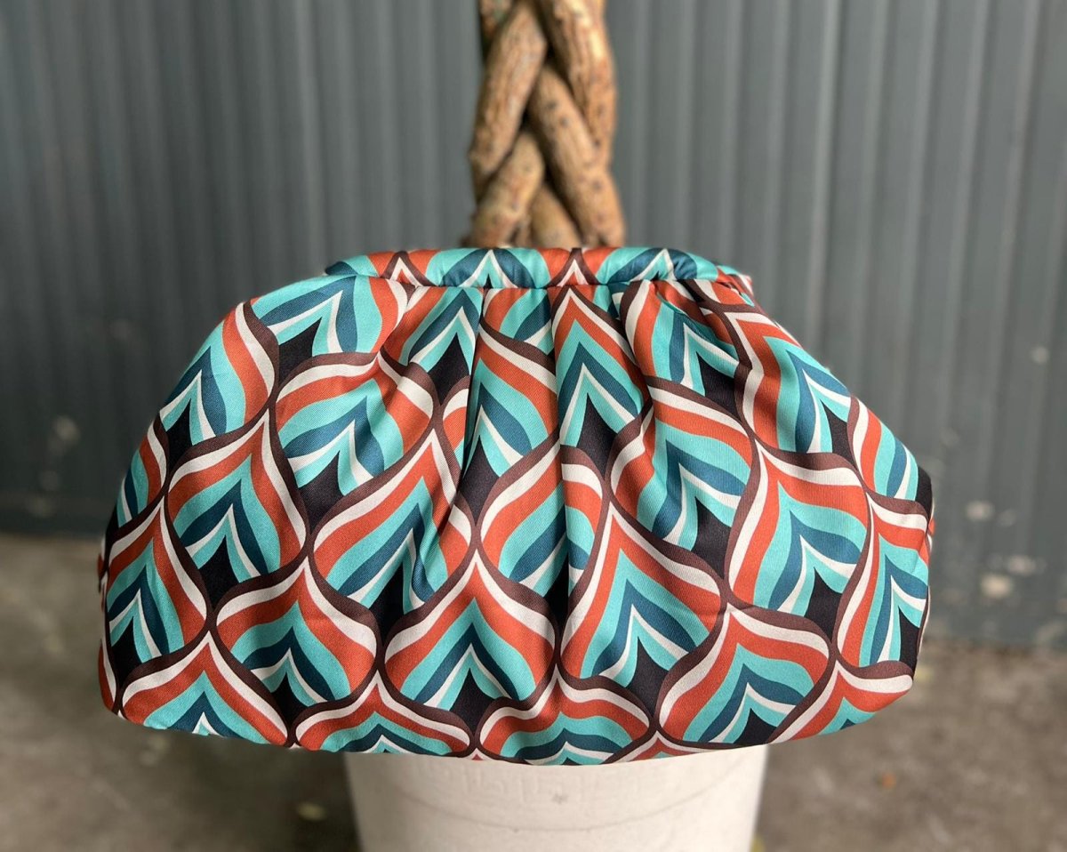 Borsa Clutch Donna in Tessuto Rasato con Tracolla a Catena - immagine 4