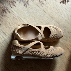 Mary Jane in camoscio con fondo in gomma