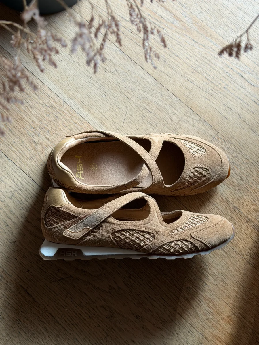 Mary Jane in camoscio con fondo in gomma - immagine 2