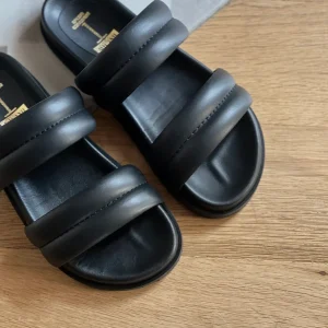 Sandalo basso in pelle con doppia fascia