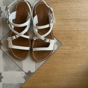 Le Salentine- sandalo con fibbie bianco