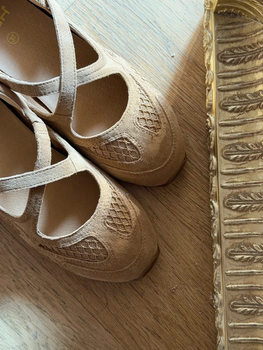 Mary Jane in camoscio con fondo in gomma - immagine 6