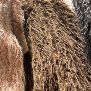 Ecofur a pelo riccio e lungo-modello crop con collo-foderata