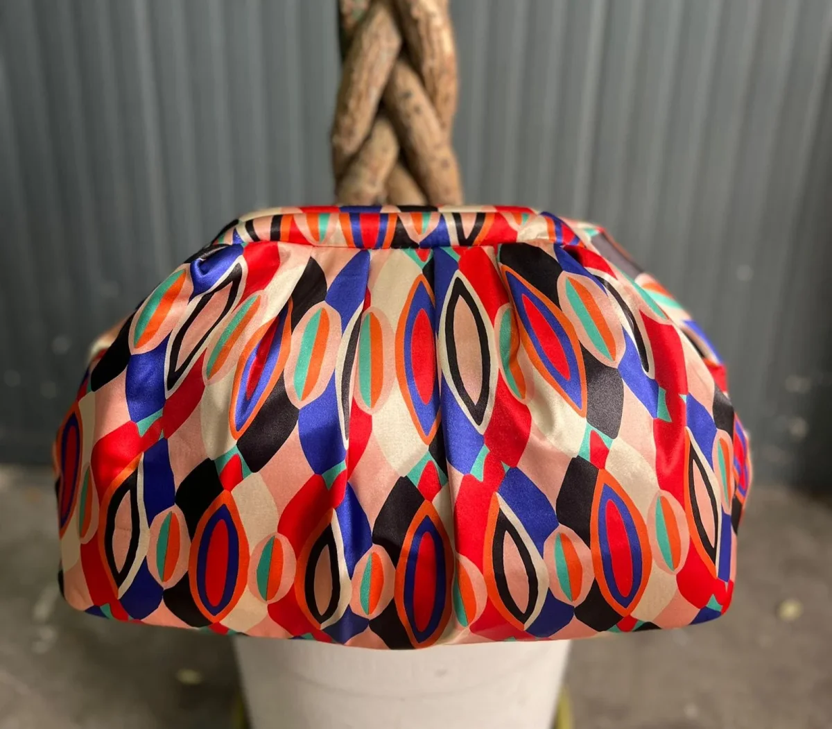 Borsa Clutch Donna in Tessuto Rasato con Tracolla a Catena - immagine 5