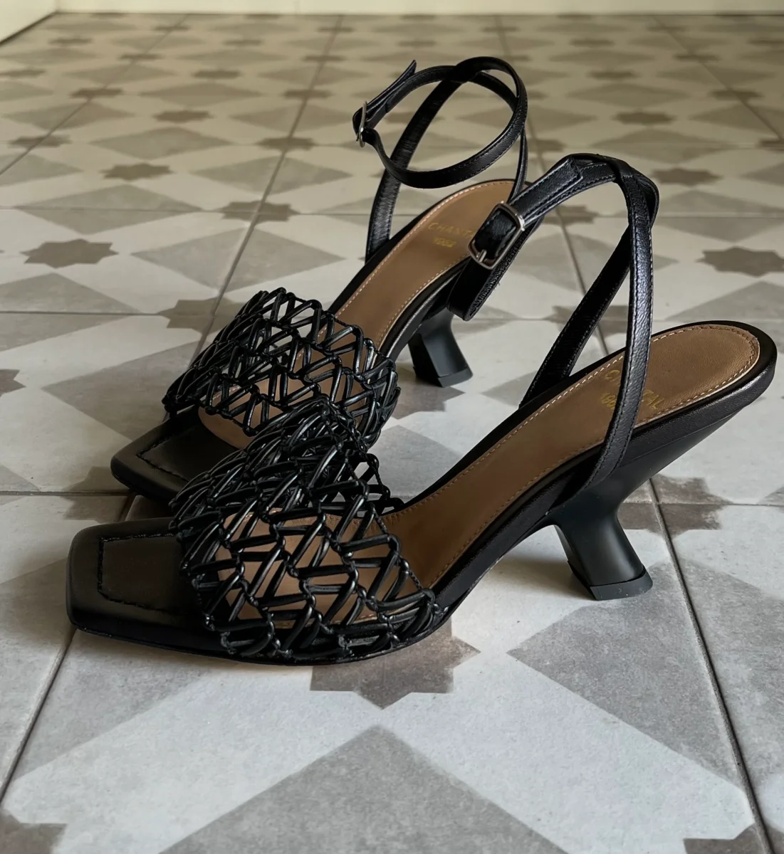 Sandalo con tacco zeppa e tomaia intrecciata - immagine 9