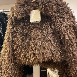 Ecofur a pelo riccio e lungo-modello crop con collo-foderata