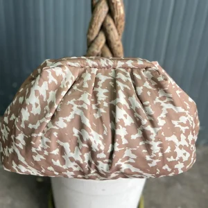 Borsa Clutch Donna in Tessuto Rasato con Tracolla a Catena