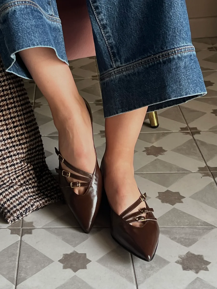 Scarpa bassa con triplo cinturino - immagine 2