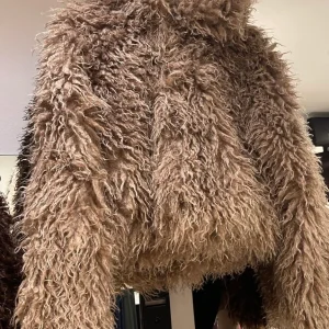 Ecofur a pelo riccio e lungo-modello crop con collo-foderata