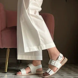 Sandalo in pelle con doppia fascia con fibbie argento