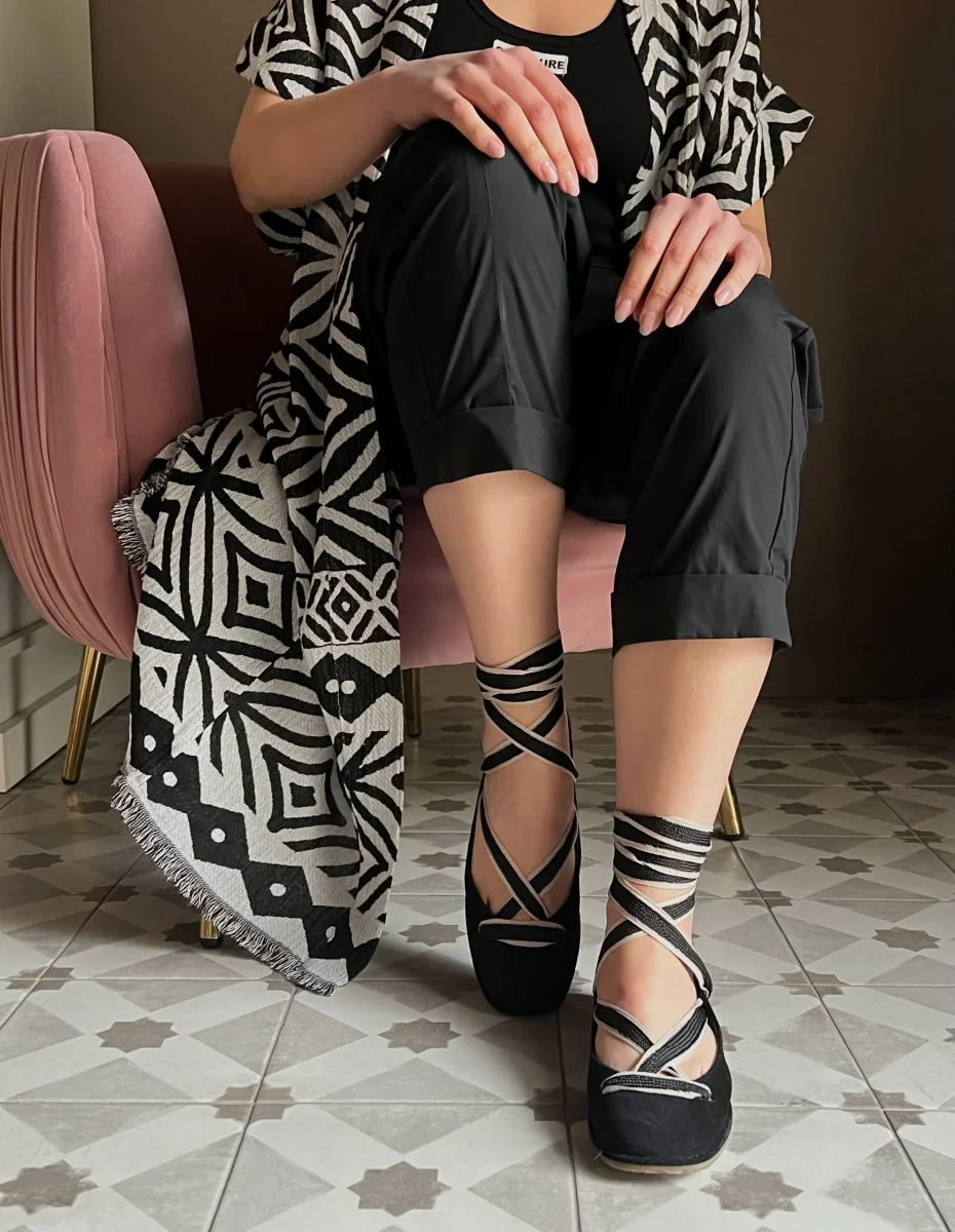 Ballerina in camoscio con laccio - immagine 5