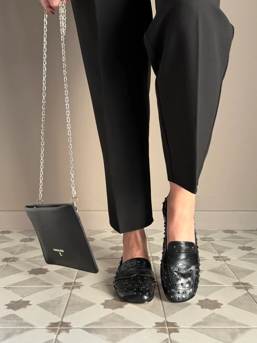 Mocassino in pelle con borchiette in tinta - immagine 9