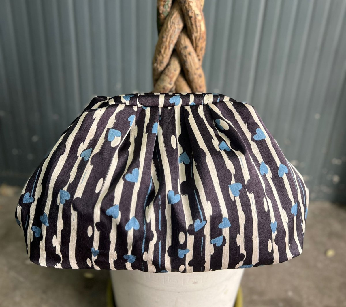 Borsa Clutch Donna in Tessuto Rasato con Tracolla a Catena - immagine 8