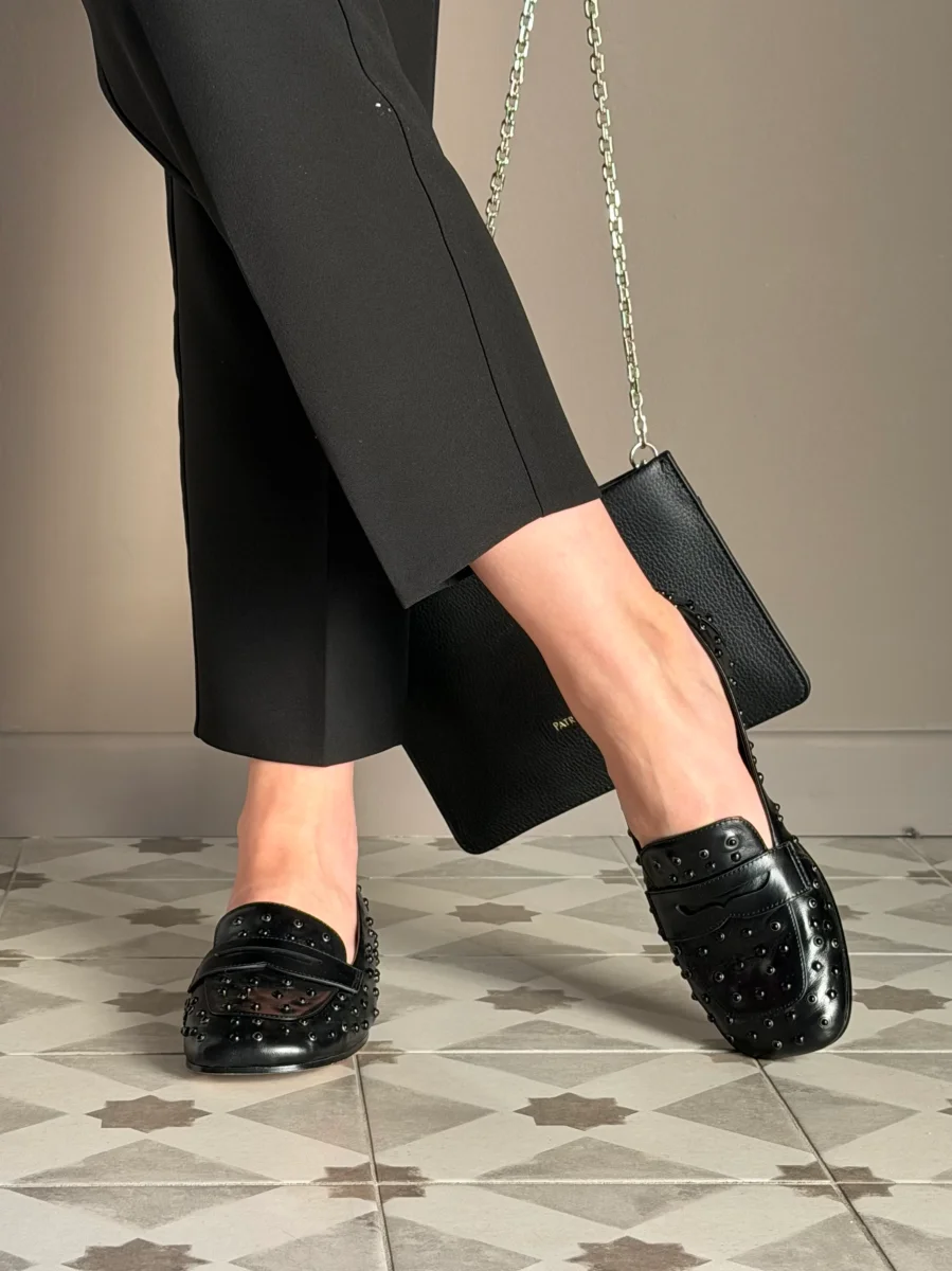 Mocassino in pelle con borchiette in tinta - immagine 7