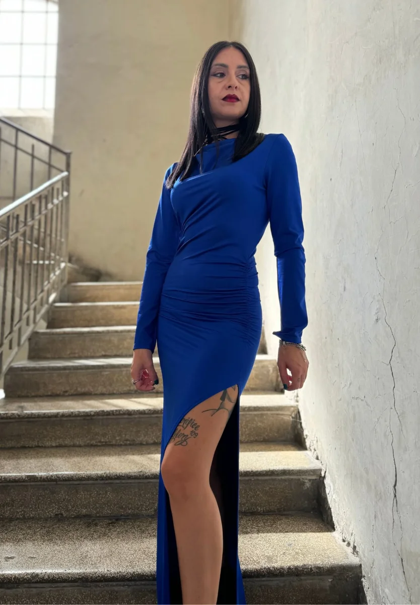 Abito lungo con ampio spacco - immagine 2