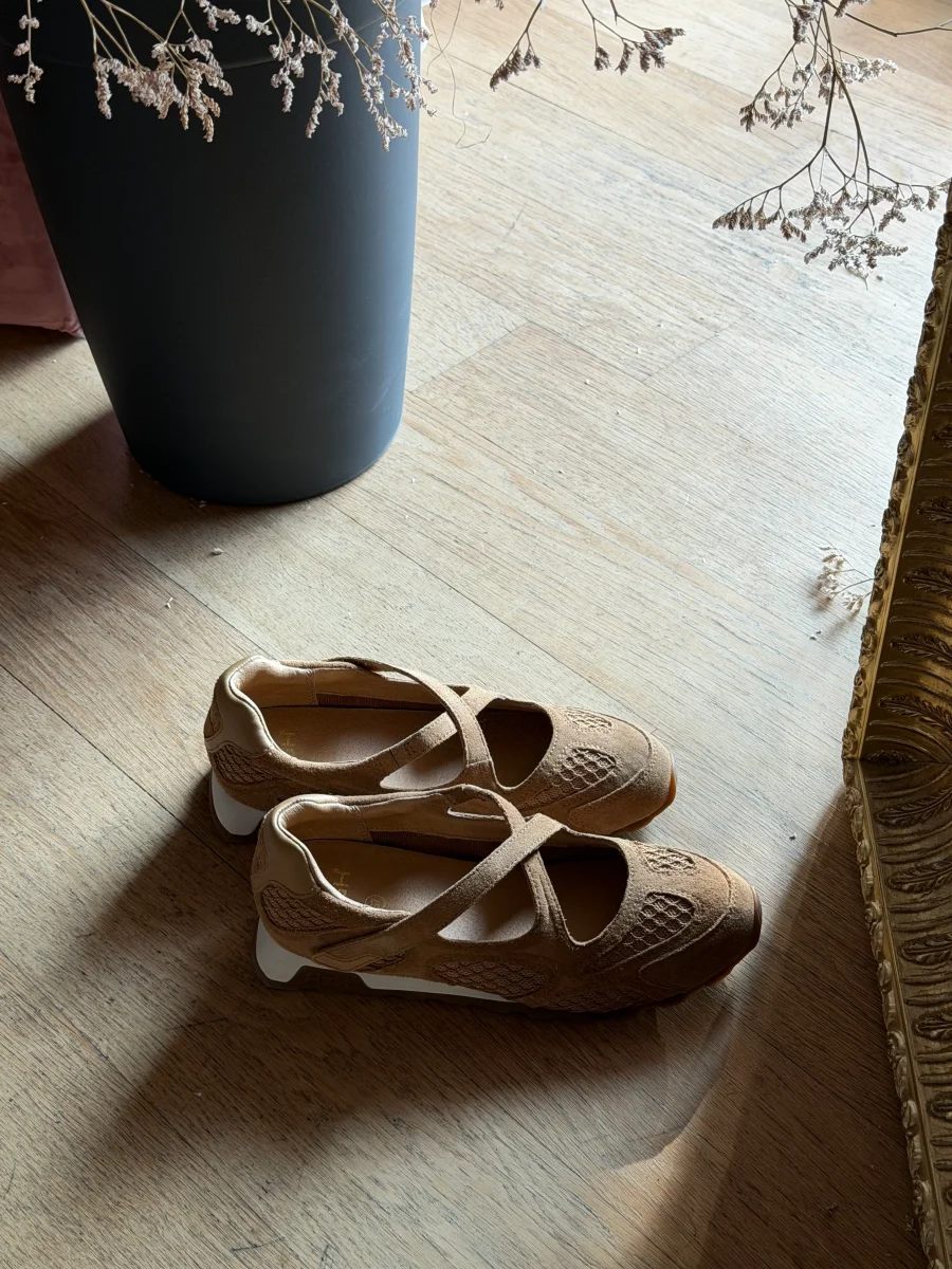 Mary Jane in camoscio con fondo in gomma - immagine 8