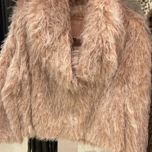 Ecofur a pelo riccio e lungo-modello crop con collo-foderata