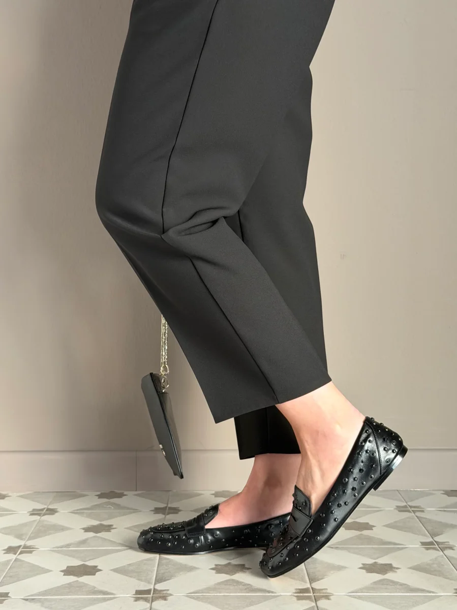 Mocassino in pelle con borchiette in tinta - immagine 4