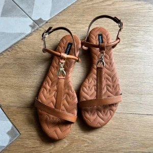 Sandalo flat in pelle tinta cuoio