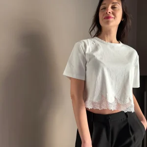 T-shirt cropped con inserto in pizzo