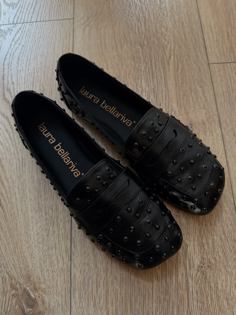 Mocassino in pelle con borchiette in tinta - immagine 3