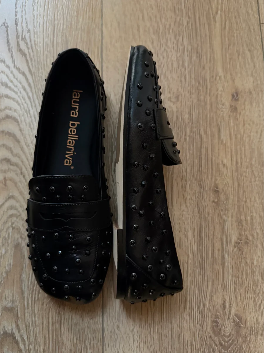 Mocassino in pelle con borchiette in tinta - immagine 5