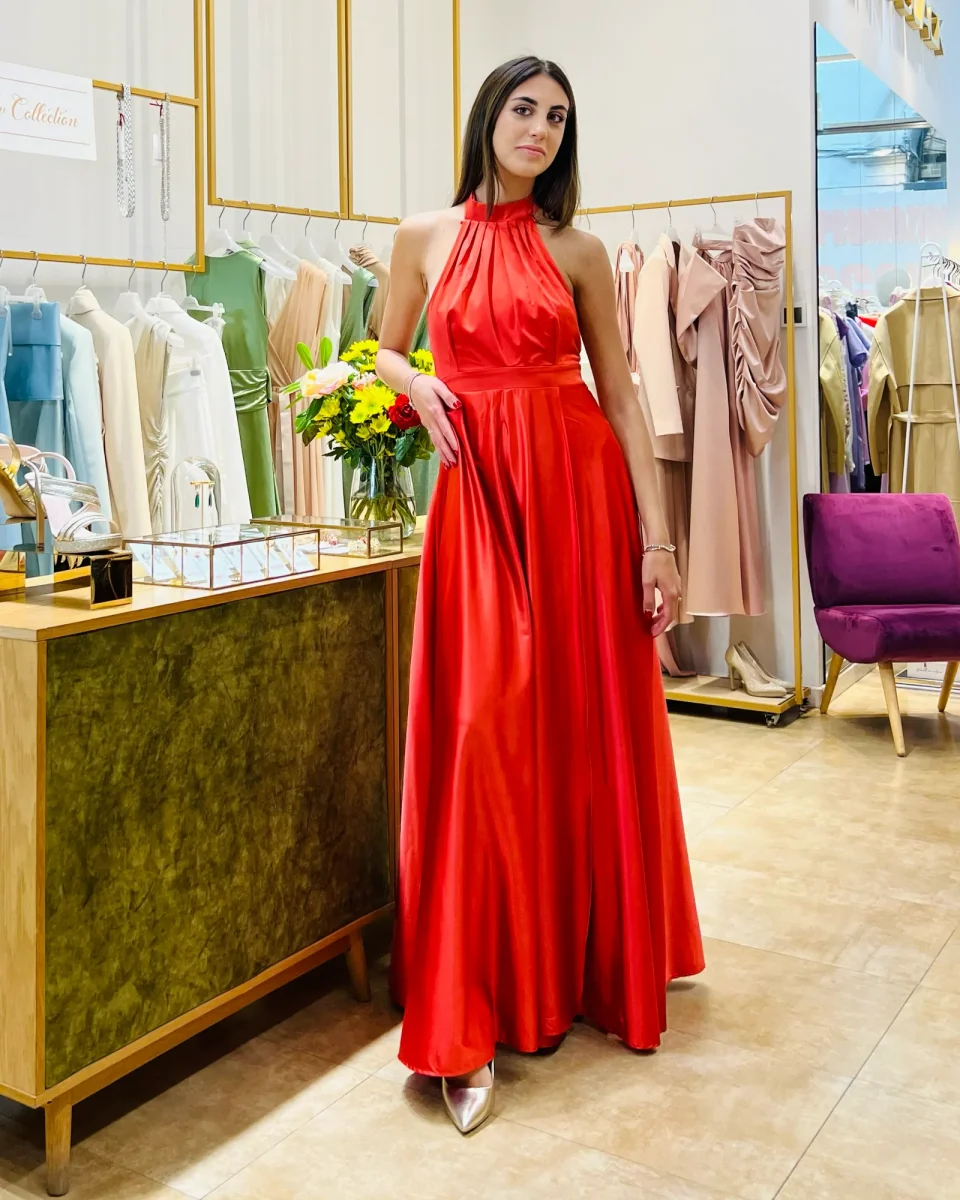 Abito "Scarlet Elegance". Abito lungo satinato con spacco alto e drappeggi, scollo all'americana - immagine 5