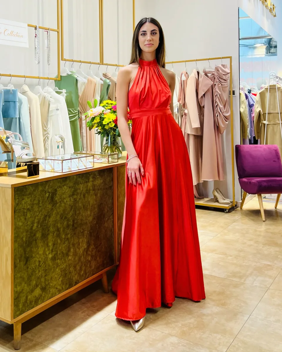 Abito "Scarlet Elegance". Abito lungo satinato con spacco alto e drappeggi, scollo all'americana - immagine 6