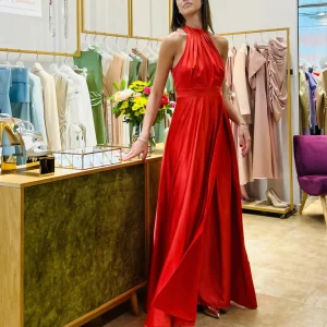 Abito "Scarlet Elegance". Abito lungo satinato con spacco alto e drappeggi, scollo all'americana
