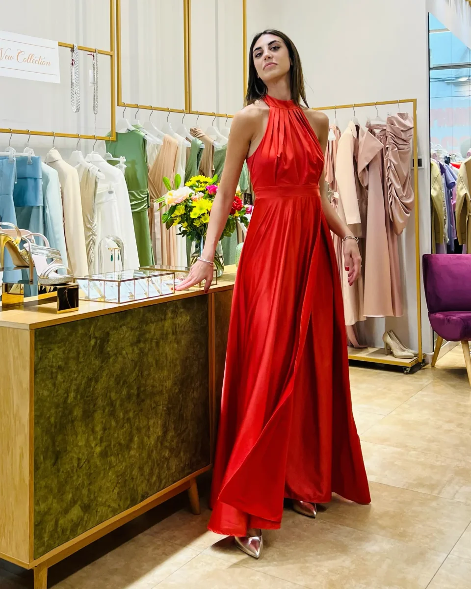 Abito "Scarlet Elegance". Abito lungo satinato con spacco alto e drappeggi, scollo all'americana - immagine 2