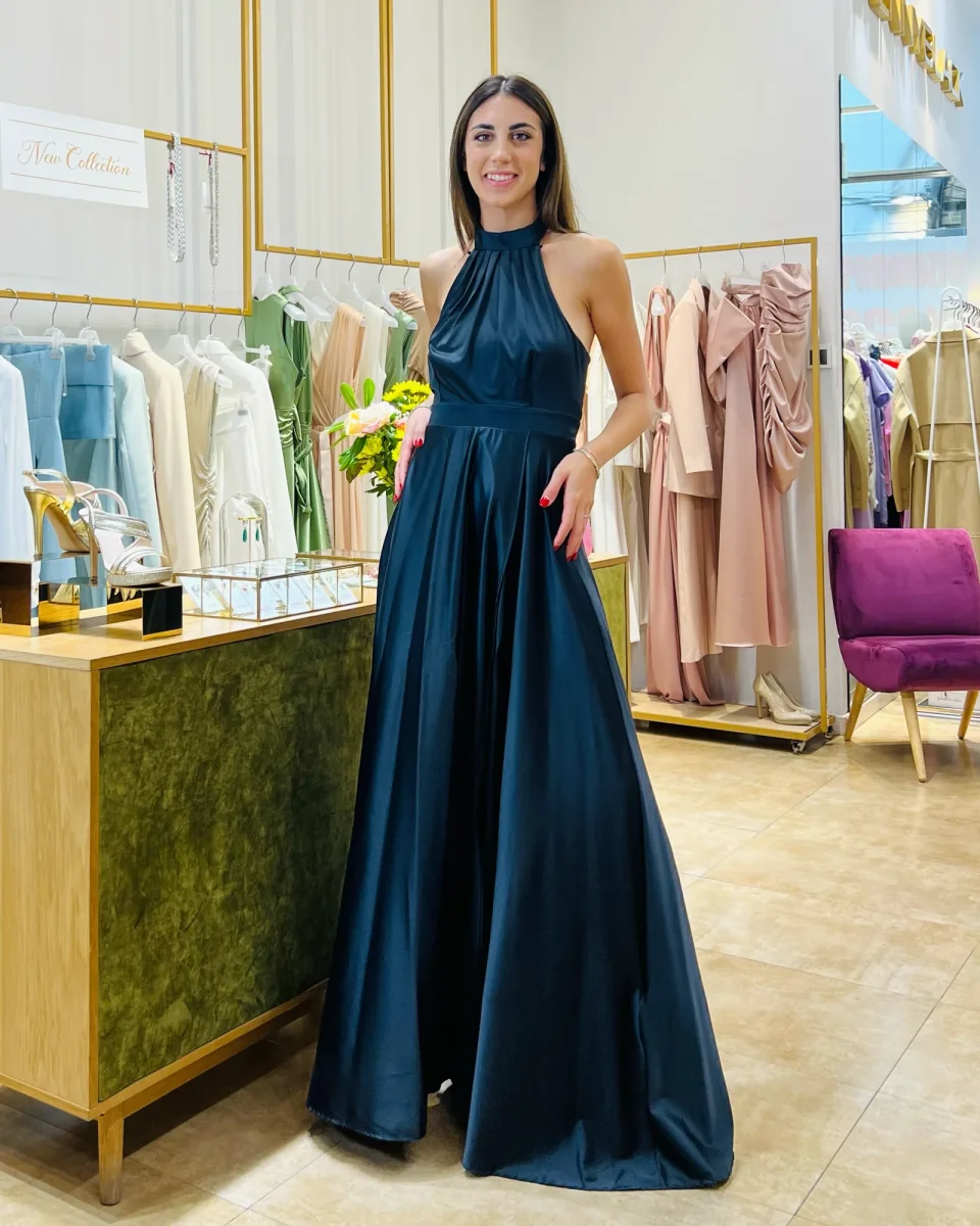 Abito "Iridescent Bliss". Abito lungo satinato con spacco alto e drappeggi, scollo all'americana - immagine 5