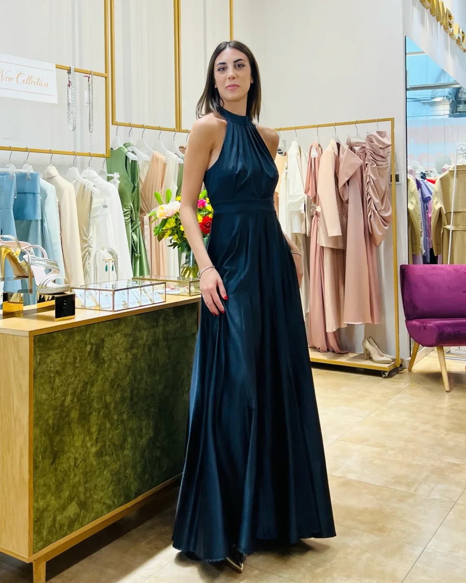 Abito "Iridescent Bliss". Abito lungo satinato con spacco alto e drappeggi, scollo all'americana - immagine 7