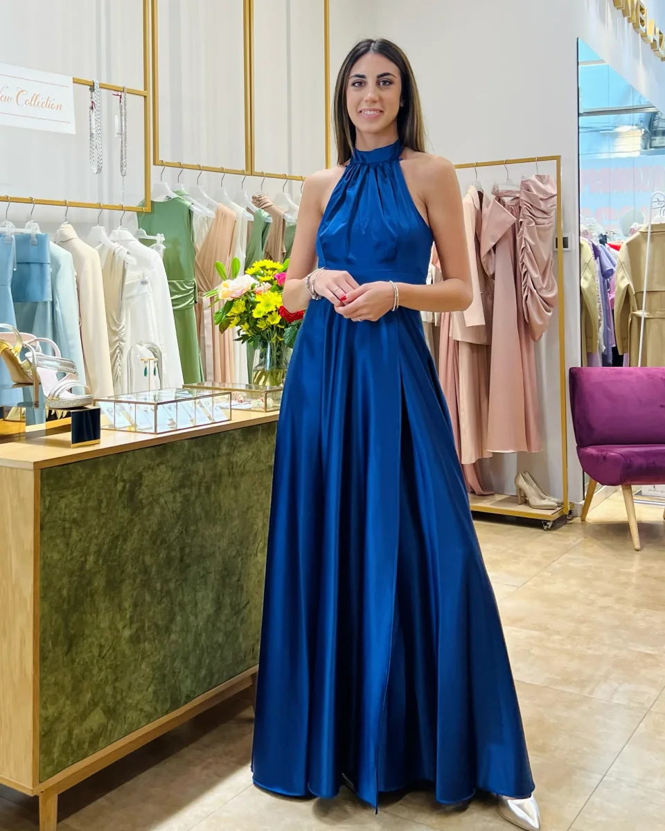 Abito "Iridescent Bliss". Abito lungo satinato con spacco alto e drappeggi, scollo all'americana - immagine 3