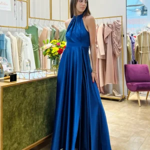 Abito "Iridescent Bliss". Abito lungo satinato con spacco alto e drappeggi, scollo all'americana