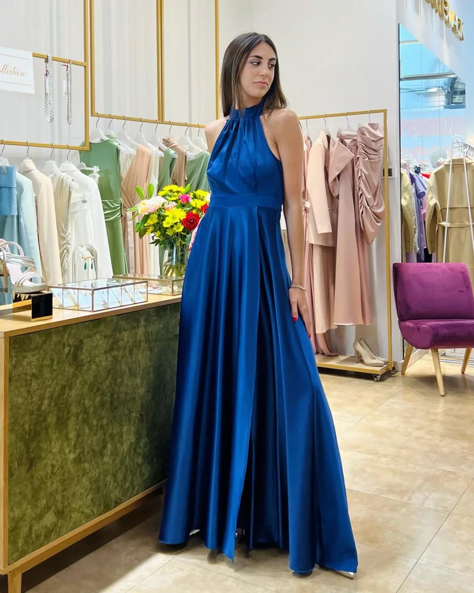 Abito "Iridescent Bliss". Abito lungo satinato con spacco alto e drappeggi, scollo all'americana - immagine 2