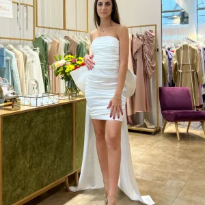 Abito "Luminous Dream". Abito a tubino bianco in satin senza spalline, con strascico.