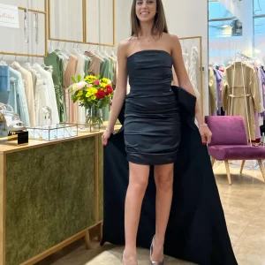 Abito "Venus Noir". Abito a tubino bianco in satin senza spalline, con strascico.