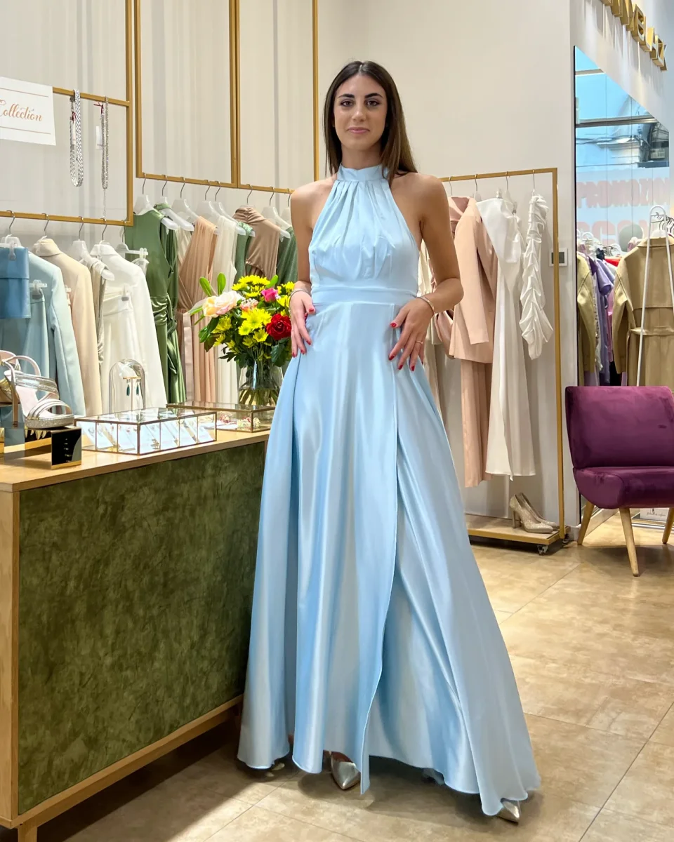 Abito "Gleam Grace". Abito lungo satinato con spacco alto e drappeggi, scollo all'americana - immagine 9