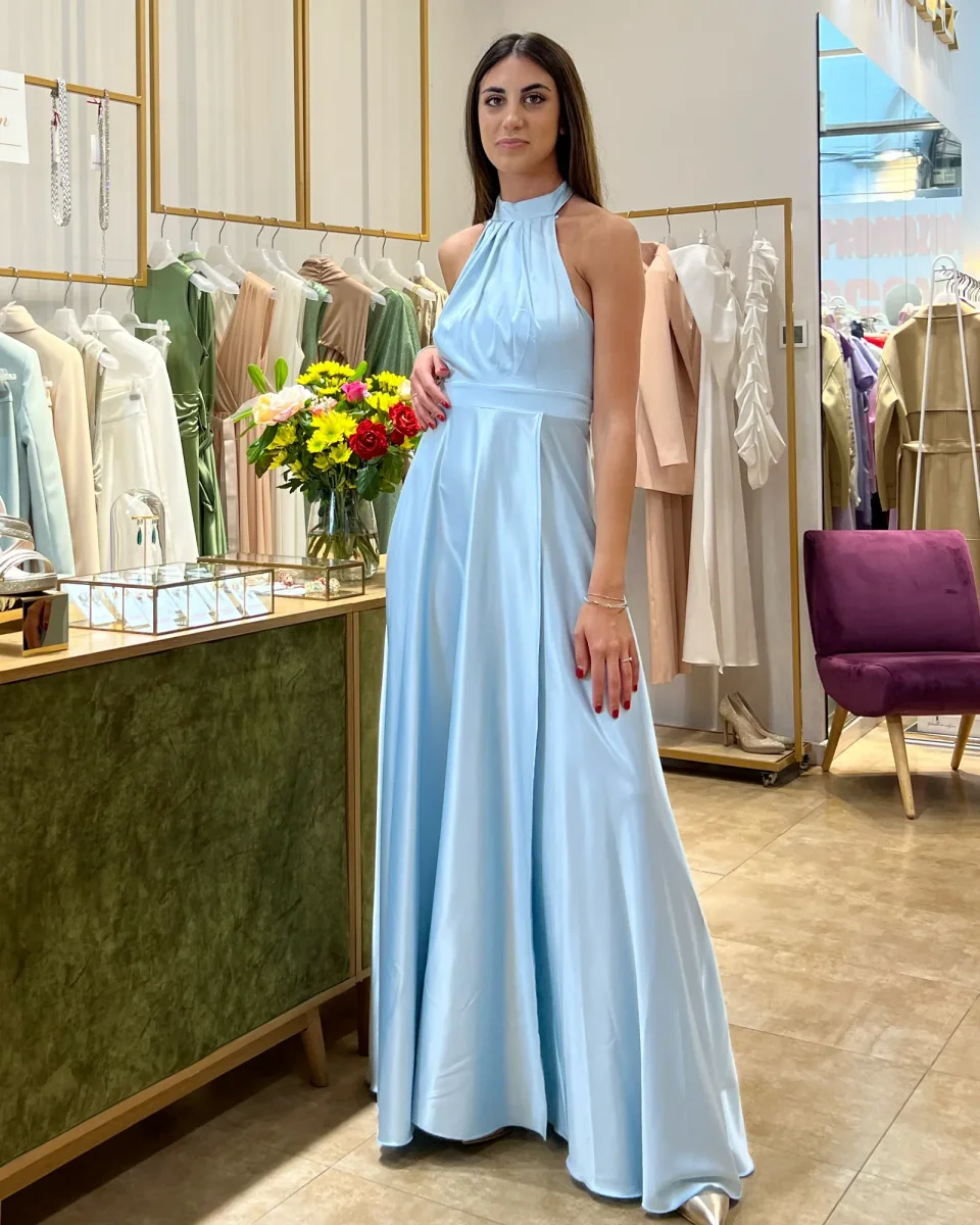 Abito "Gleam Grace". Abito lungo satinato con spacco alto e drappeggi, scollo all'americana