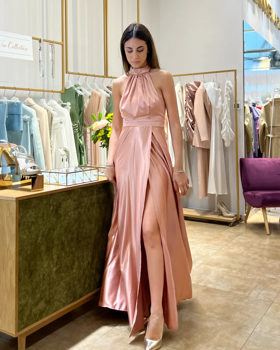 Abito "Satin Moon". Abito lungo satinato con spacco alto e drappeggi, scollo all'americana - immagine 8