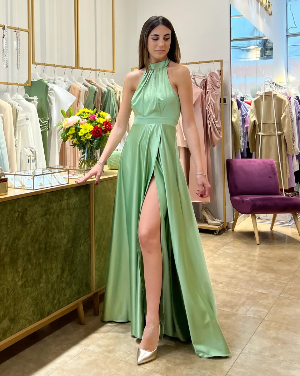 Abito "Satin Moon". Abito lungo satinato con spacco alto e drappeggi, scollo all'americana - immagine 6