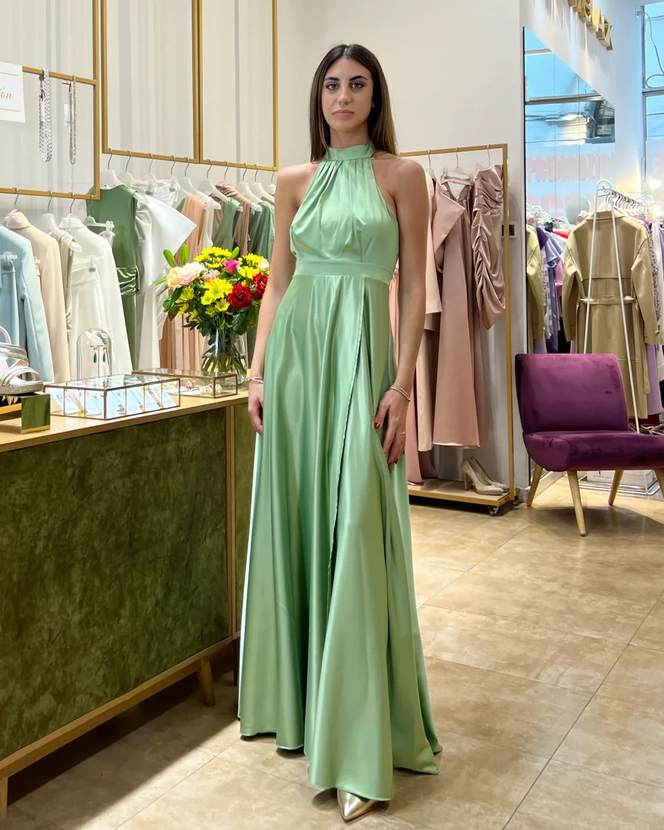 Abito "Radiant Pastel". Abito lungo satinato con spacco alto e drappeggi, scollo all'americana