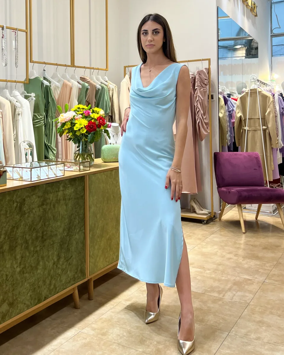 Abito "Azure Breeze" Abito lunghette in tessuto fluido con scollo drappeggiato d'avanti e scollatura profonda sul dietro - immagine 2