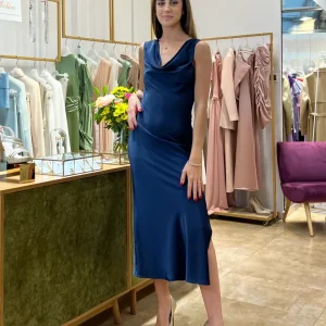 Abito "Royal Sapphire". Abito lunghette in tessuto fluido con scollo drappeggiato d'avanti e scollatura profonda sul dietro