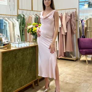 Abito "Blush Whisper". Abito lunghette in tessuto fluido con scollo drappeggiato d'avanti e scollatura profonda sul dietro