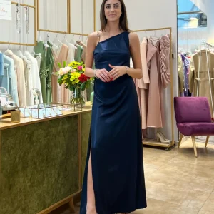 Abito "Eclipse Charm". Abito lungo monospalla con dettaglio dorato con spacco laterale alto